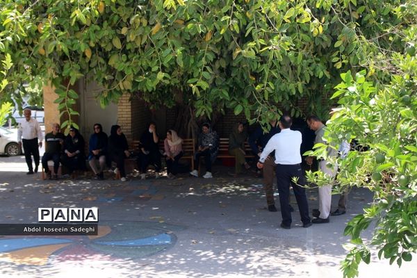 حضور دلگرم‌کننده والدین در کنار فرزندان در حوزه امتحانی تیزهوشان (سمپاد)