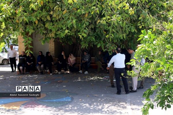 حضور دلگرم‌کننده والدین در کنار فرزندان در حوزه امتحانی تیزهوشان (سمپاد)