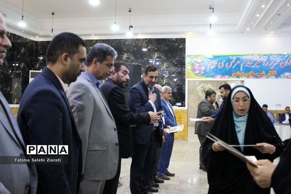 تجلیل از مربیان پرورشی‌، مشاوران‌، مراقبان سلامت و دبیران ورزش شهرستان بوشهر‌(‌2 )