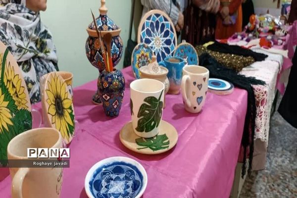 نمایشگاه آداب و رسوم اتباع مختلف در مرکز یادگیری شهید‌واعظی ناحیه یک بهارستان