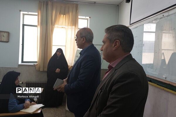 بازدید مدیر آموزش و پرورش ناحیه یک ری از برگزاری کلاس‌های طرح اتقان