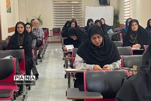 جلسه ارزیابی کیفیت‌بخشی به عملکرد مدیریت مراکز آموزشی در آموزش و پرورش رودهن