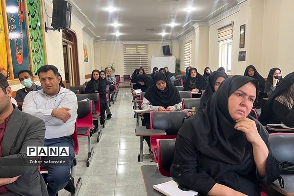 جلسه ارزیابی کیفیت‌بخشی به عملکرد مدیریت مراکز آموزشی در آموزش و پرورش رودهن
