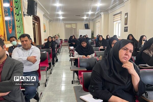 جلسه ارزیابی کیفیت‌بخشی به عملکرد مدیریت مراکز آموزشی در آموزش و پرورش رودهن