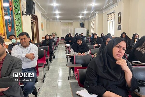 جلسه ارزیابی کیفیت‌بخشی به عملکرد مدیریت مراکز آموزشی در آموزش و پرورش رودهن