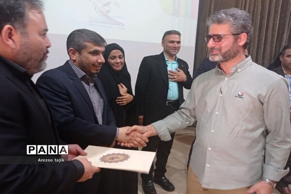 مراسم تجلیل از دانش‌آموزان برتر در رشته رباتیک شهرستان ورامین