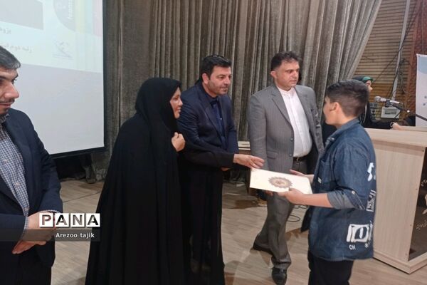 مراسم تجلیل از دانش‌آموزان برتر در رشته رباتیک شهرستان ورامین