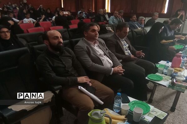 مراسم تجلیل از دانش‌آموزان برتر در رشته رباتیک شهرستان ورامین