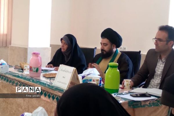 جلسه هم‌اندیشی مسائل تربیتی مدارس دخترانه در آموزش و پرورش رودهن