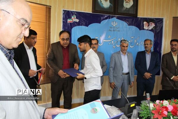 تجلیل از مدال‌آوران المپیاد‌های علمی و ادبی استان یزد در سال ۱۴۰۱