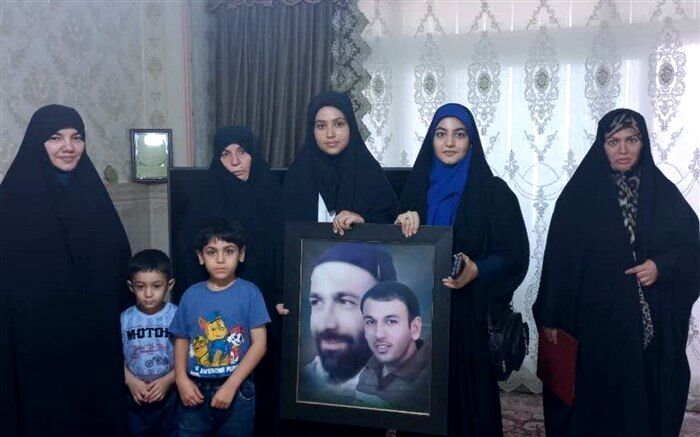 ادای احترام نمایندگان دانش‌آموز مدارس ملارد به خانواده‌های معظم شهدا در هفته قوه قضاییه /فیلم