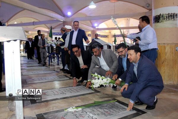 عطر افشانی و غبار روبی قبور مطهر شهدا در بوشهر