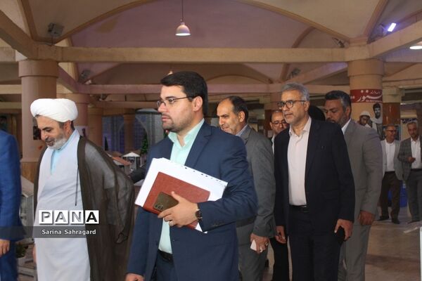عطر افشانی و غبار روبی قبور مطهر شهدا در بوشهر
