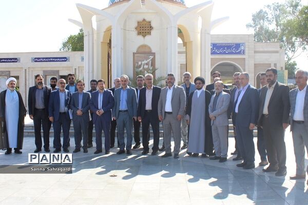 عطر افشانی و غبار روبی قبور مطهر شهدا در بوشهر