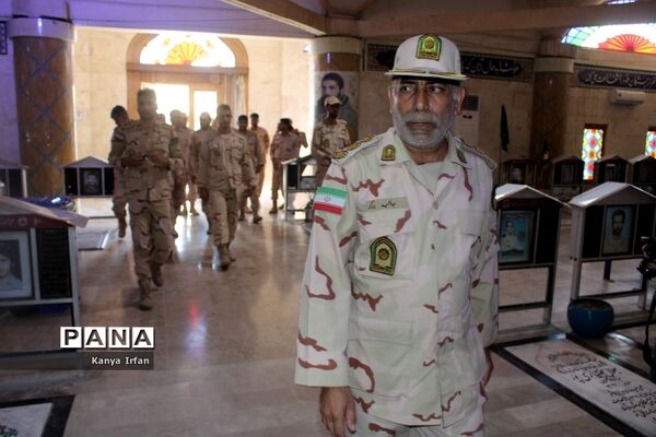 عطر افشانی و غبار روبی قبور مطهر شهدا در بوشهر