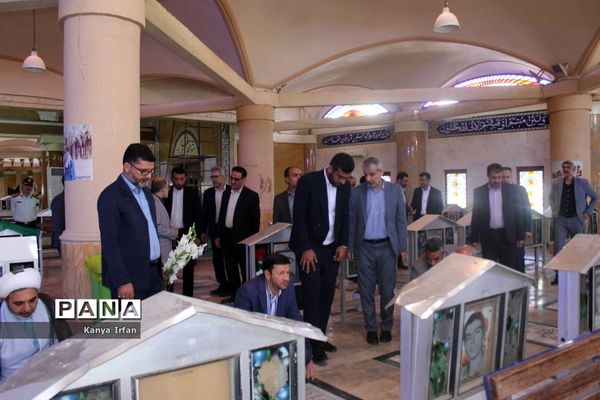 عطر افشانی و غبار روبی قبور مطهر شهدا در بوشهر