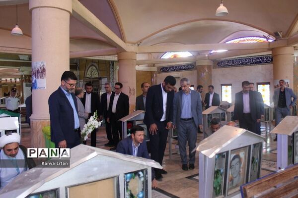 عطر افشانی و غبار روبی قبور مطهر شهدا در بوشهر