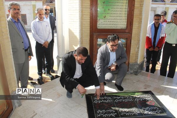 عطر افشانی و غبار روبی قبور مطهر شهدا در بوشهر