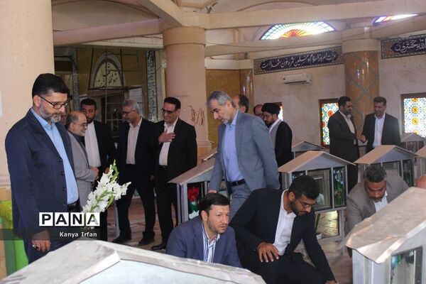 عطر افشانی و غبار روبی قبور مطهر شهدا در بوشهر