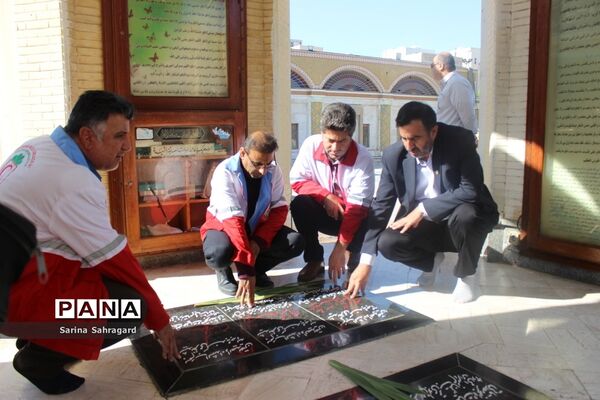 عطر افشانی و غبار روبی قبور مطهر شهدا در بوشهر