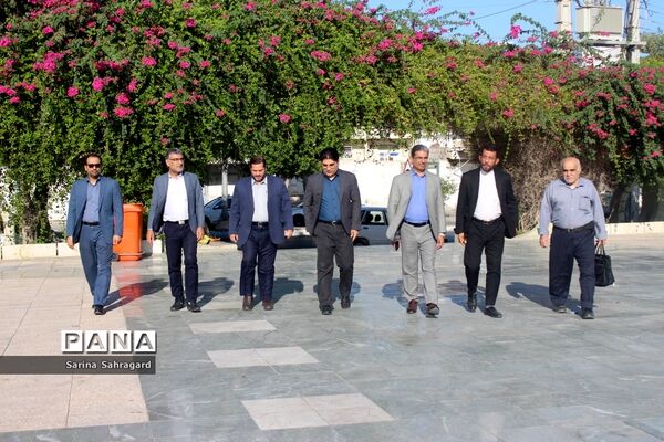 عطر افشانی و غبار روبی قبور مطهر شهدا در بوشهر