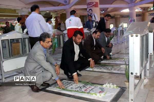 عطر افشانی و غبار روبی قبور مطهر شهدا در بوشهر