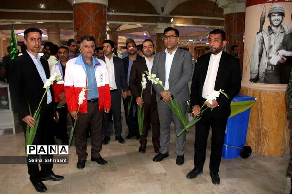 عطر افشانی و غبار روبی قبور مطهر شهدا در بوشهر