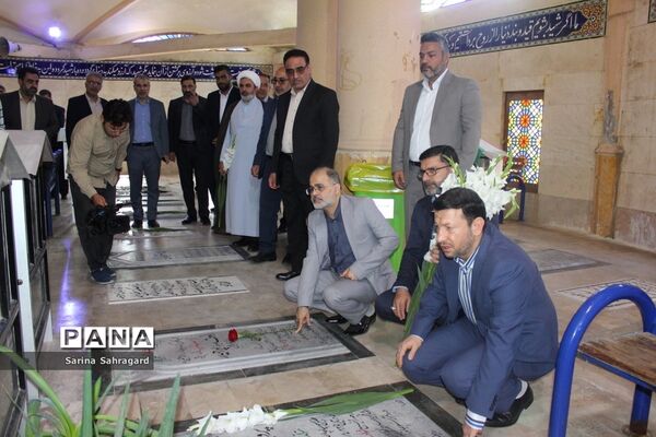 عطر افشانی و غبار روبی قبور مطهر شهدا در بوشهر