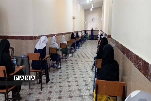 رقایت دانش‌آموزان دختر برای ورود به مدارس استعدادهای درخشان