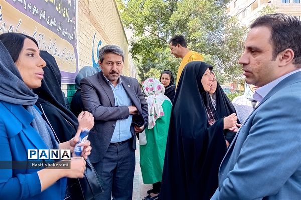 حضور رئیس سازمان پرورش استعدادهای درخشان کشور میان اولیای دانش‌آموزان داوطلب آزمون تیزهوشان