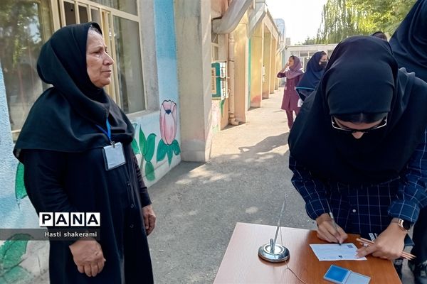 حضور رئیس سازمان پرورش استعدادهای درخشان کشور میان اولیای دانش‌آموزان داوطلب آزمون تیزهوشان