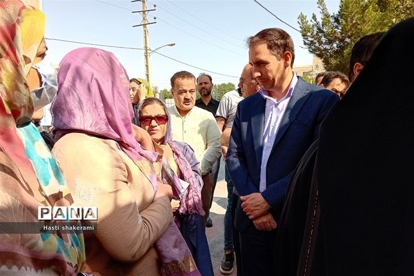 حضور رئیس سازمان پرورش استعدادهای درخشان کشور میان اولیای دانش‌آموزان داوطلب آزمون تیزهوشان