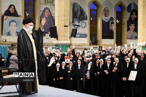 دیدار جمعی از خانواده‌های شهدا با مقام معظم رهبری