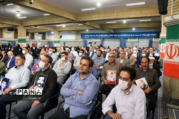 دیدار جمعی از خانواده‌های شهدا با مقام معظم رهبری