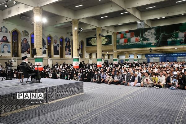 دیدار جمعی از خانواده‌های شهدا با مقام معظم رهبری