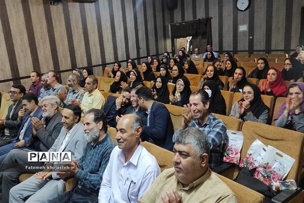 مراسم تجلیل از پیشگامان دانش و تربیت مدارس غیردولتی شهرستان قرچک