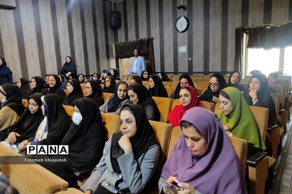 مراسم تجلیل از پیشگامان دانش و تربیت مدارس غیردولتی شهرستان قرچک