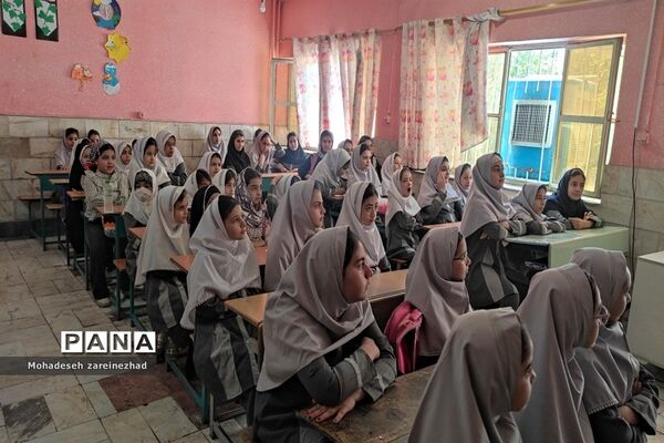 حضور ‌کارشناسان شرکت آب و فاضلاب جنوب شرق استان تهران در دبستان نورقلم قرچک