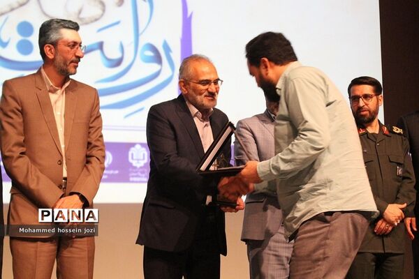 آیین اختتامیه و تجلیل از برگزیدگان اولین جشنواره روایت جهاد در قم