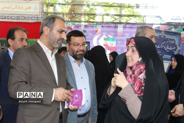 بازدید معاون پرورشی و فرهنگی شهر تهران از غرفه آثار و دستاوردهای دانش‌آموزان در آیین افتتاحیه فعالیت‌های اوقات فراغت