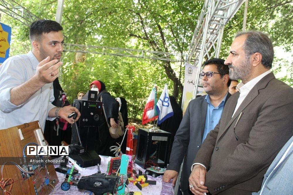 بازدید معاون پرورشی و فرهنگی شهر تهران از غرفه آثار و دستاوردهای دانش‌آموزان در آیین افتتاحیه فعالیت‌های اوقات فراغت