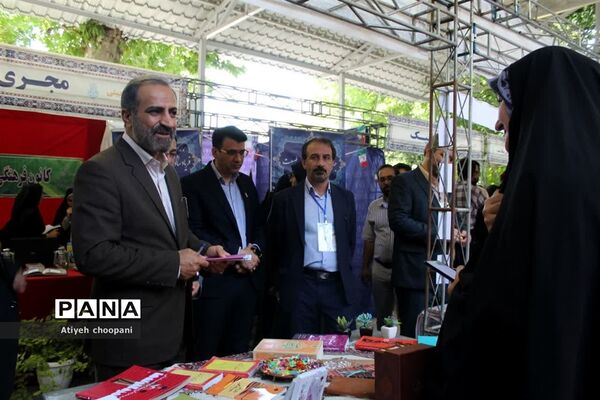 بازدید معاون پرورشی و فرهنگی شهر تهران از غرفه آثار و دستاوردهای دانش‌آموزان در آیین افتتاحیه فعالیت‌های اوقات فراغت