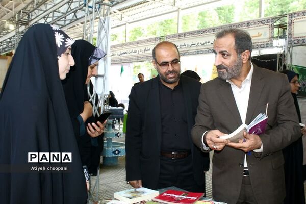 بازدید معاون پرورشی و فرهنگی شهر تهران از غرفه آثار و دستاوردهای دانش‌آموزان در آیین افتتاحیه فعالیت‌های اوقات فراغت