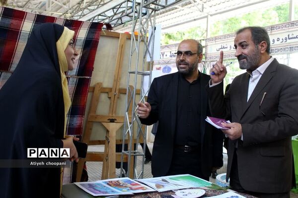 بازدید معاون پرورشی و فرهنگی شهر تهران از غرفه آثار و دستاوردهای دانش‌آموزان در آیین افتتاحیه فعالیت‌های اوقات فراغت