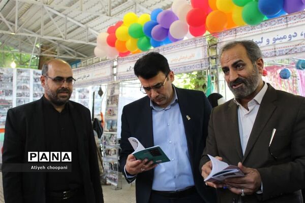 بازدید معاون پرورشی و فرهنگی شهر تهران از غرفه آثار و دستاوردهای دانش‌آموزان در آیین افتتاحیه فعالیت‌های اوقات فراغت