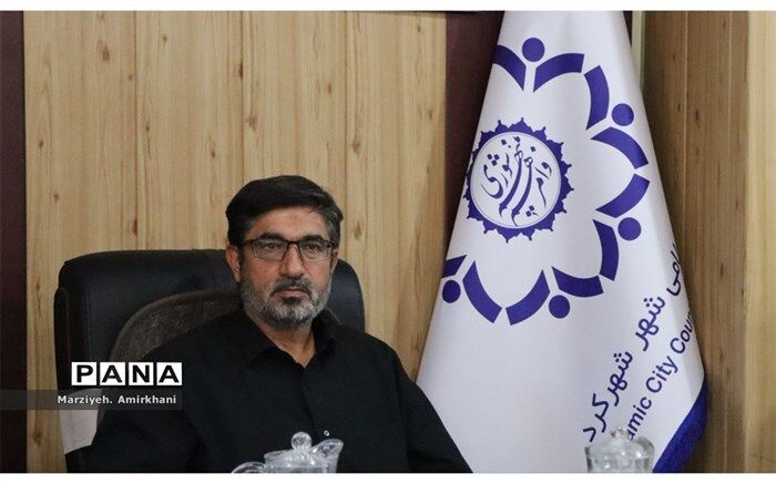 سنگ‌ریزه و شن‌های رنگی در فضای سبز شهرکرد مناسب شهروندان نیست