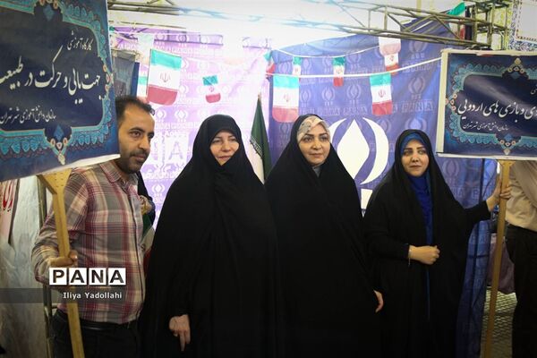 بازدید معاون پرورشی و فرهنگی شهر تهران از غرفه‌های دانش‌آموزی