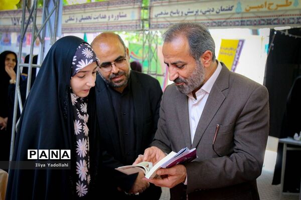 بازدید معاون پرورشی و فرهنگی شهر تهران از غرفه‌های دانش‌آموزی