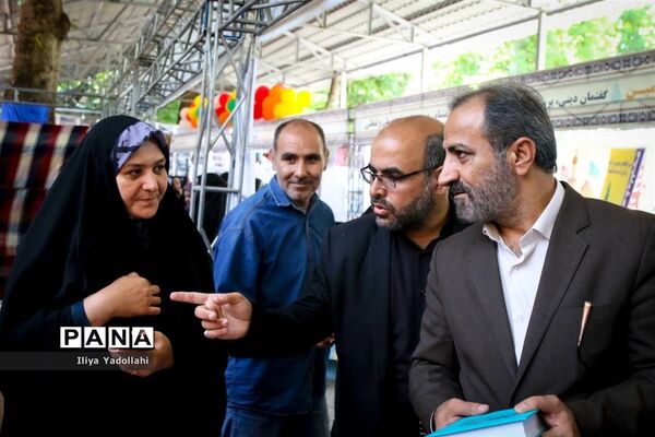 بازدید معاون پرورشی و فرهنگی شهر تهران از غرفه‌های دانش‌آموزی
