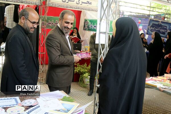 بازدید معاون پرورشی و فرهنگی شهر تهران از غرفه‌های دانش‌آموزی